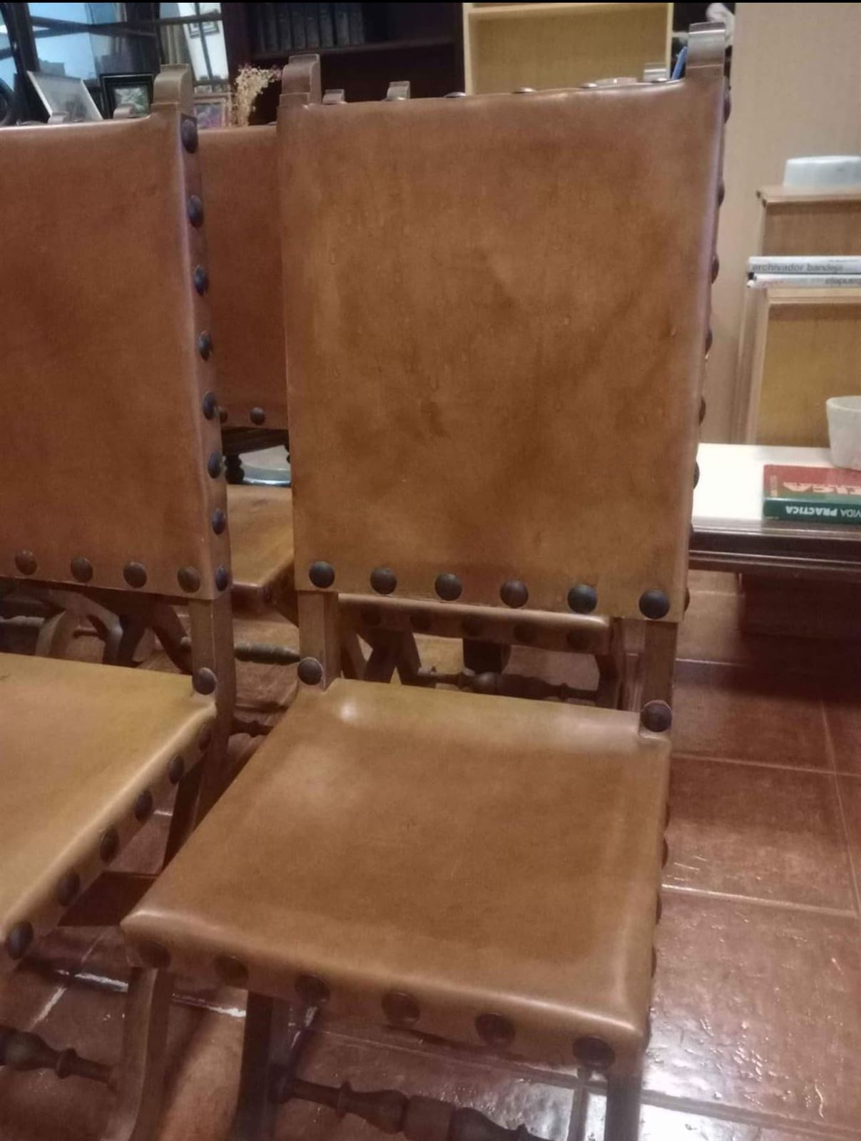 6 sillas de cuero y madera - Imagen 2