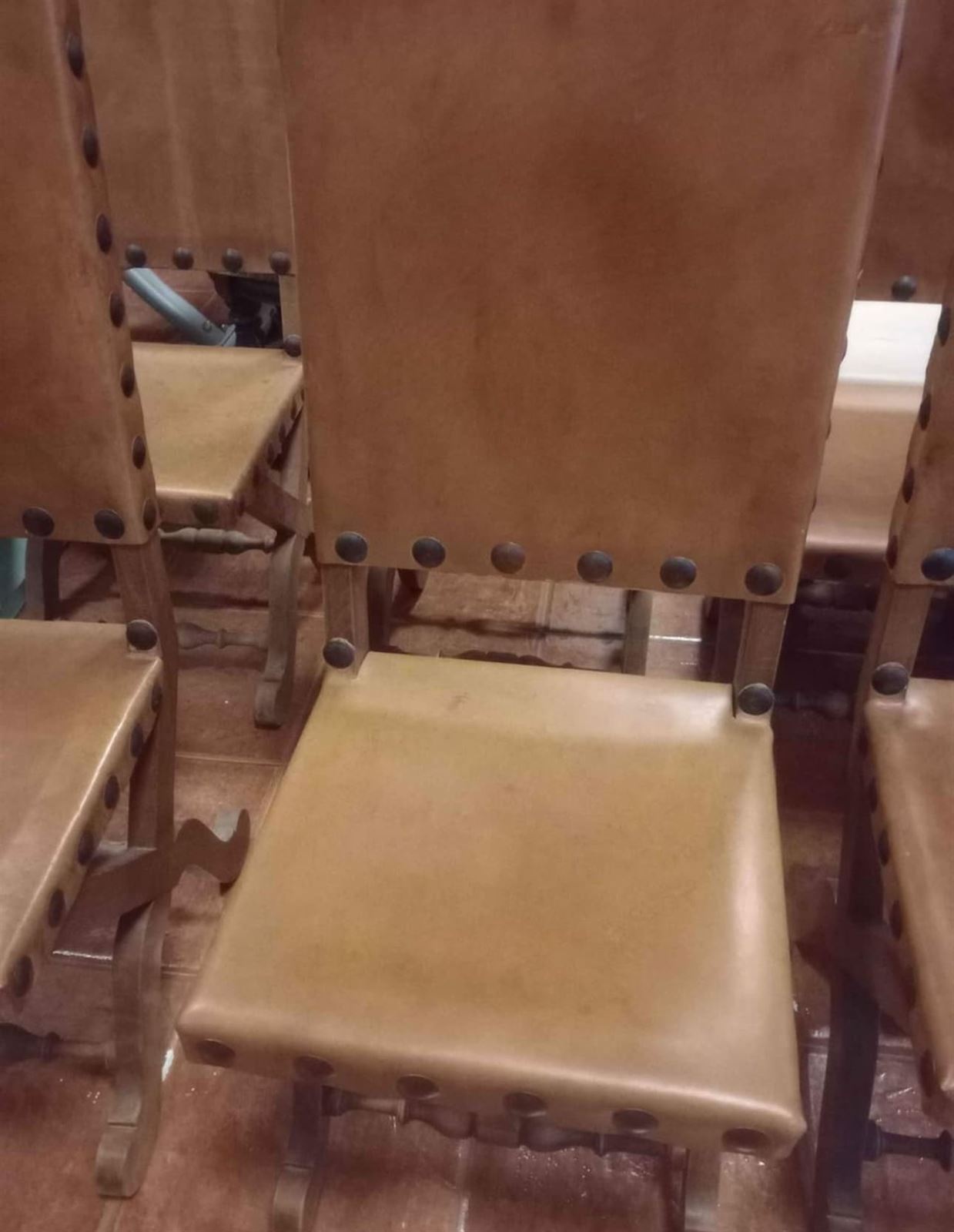6 sillas de cuero y madera - Imagen 3