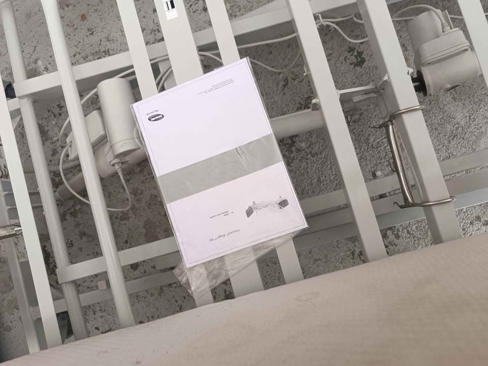 Cama articulada eléctrica con colchón y barandillas laterales - Imagen 1