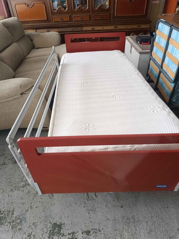 Cama articulada eléctrica con colchón y barandillas laterales - Imagen 2