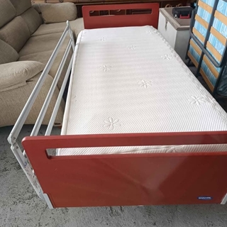 Cama articulada eléctrica con colchón y barandillas laterales - Imagen 2