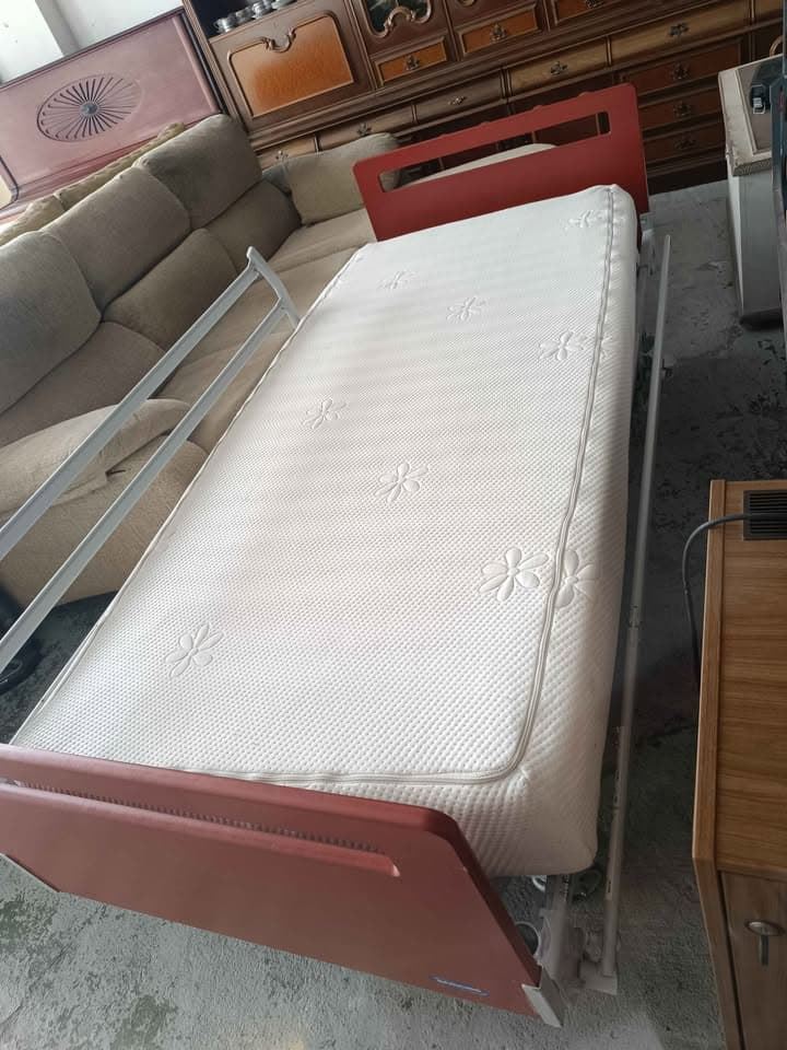 Cama articulada eléctrica con colchón y barandillas laterales - Imagen 4