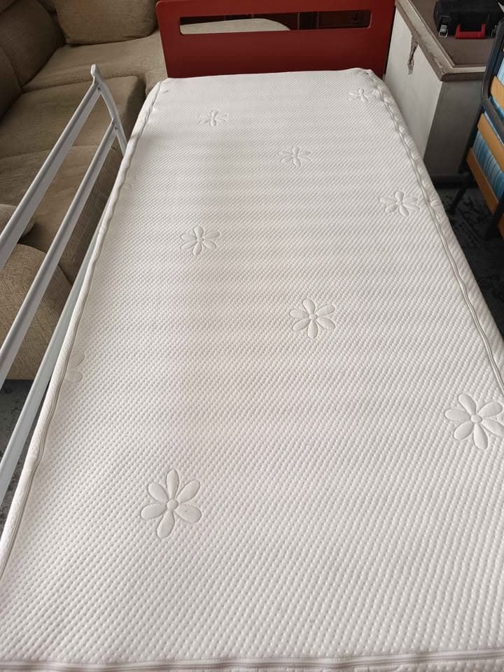 Cama articulada eléctrica con colchón y barandillas laterales - Imagen 5