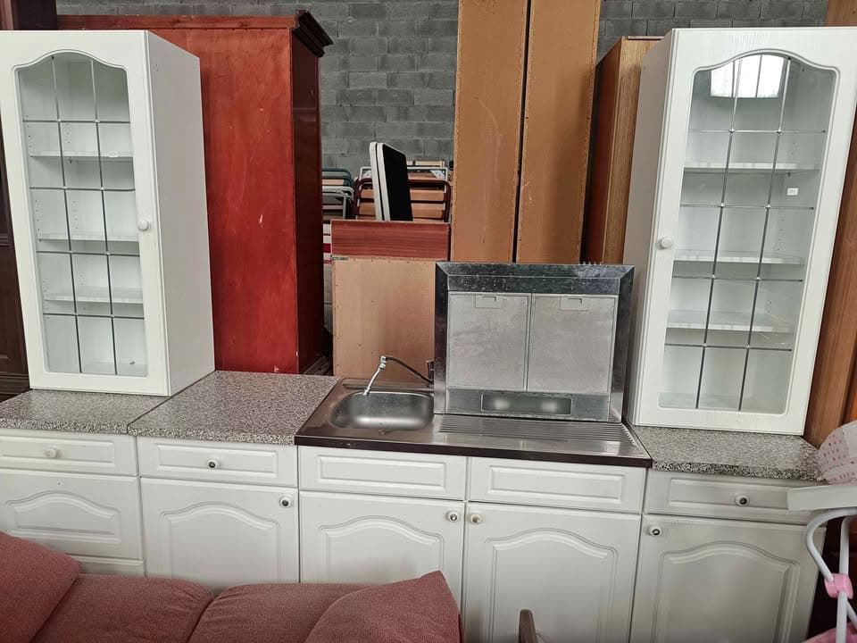 Conjunto de cocina blanco con vitrinas, fregadero y extractor incluido - Imagen 1