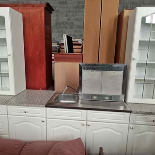 Conjunto de cocina blanco con vitrinas, fregadero y extractor incluido - Imagen 1