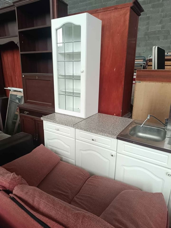 Conjunto de cocina blanco con vitrinas, fregadero y extractor incluido - Imagen 2