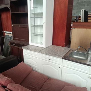 Conjunto de cocina blanco con vitrinas, fregadero y extractor incluido - Imagen 2