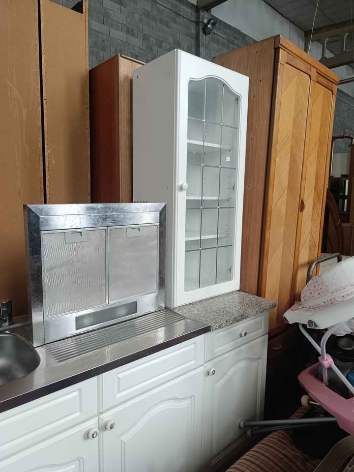 Conjunto de cocina blanco con vitrinas, fregadero y extractor incluido - Imagen 3