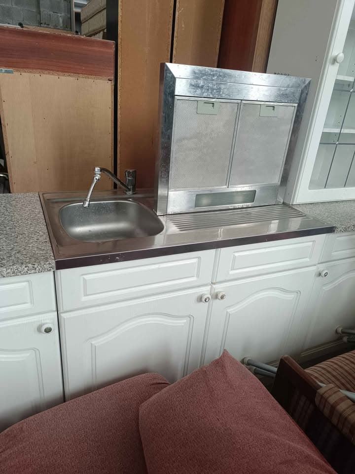 Conjunto de cocina blanco con vitrinas, fregadero y extractor incluido - Imagen 4