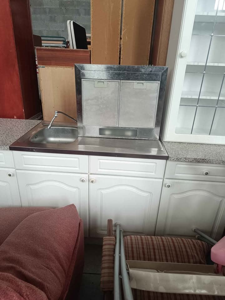 Conjunto de cocina blanco con vitrinas, fregadero y extractor incluido - Imagen 5
