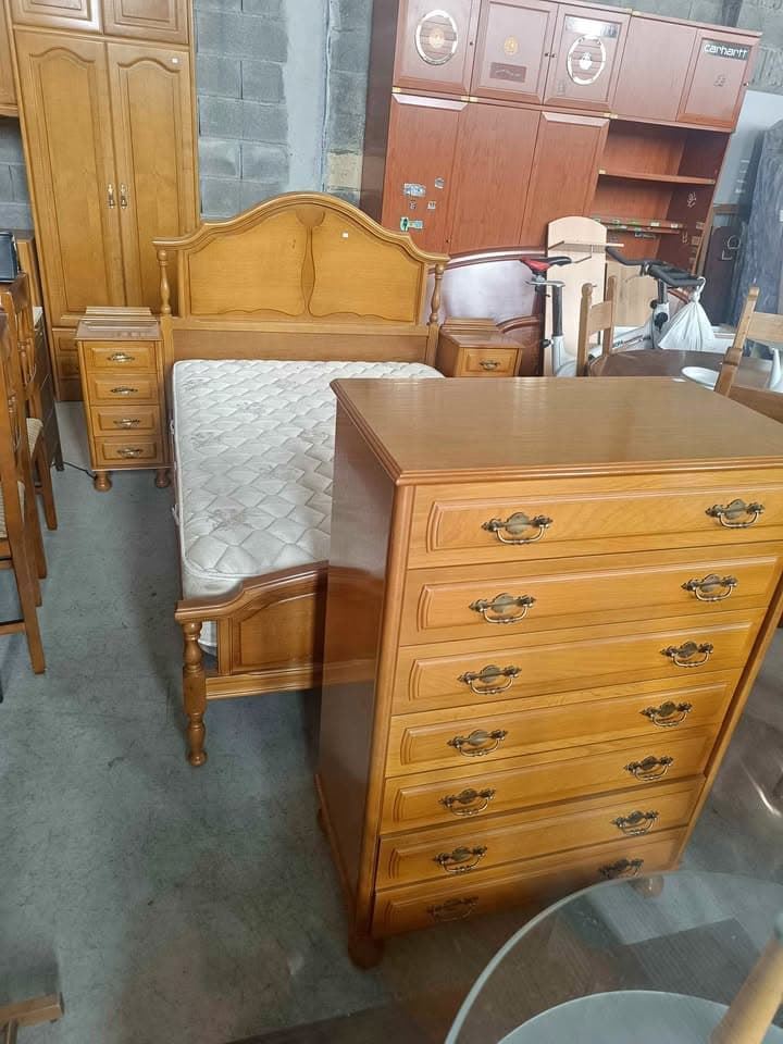 Conjunto de dormitorio clásico de madera: cama, mesita, cómoda y colchón - Imagen 1