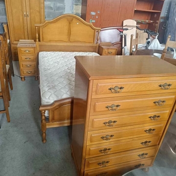 Conjunto de dormitorio clásico de madera: cama, mesita, cómoda y colchón - Imagen 1