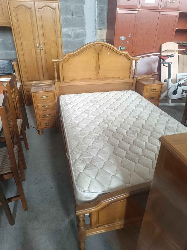 Conjunto de dormitorio clásico de madera: cama, mesita, cómoda y colchón - Imagen 2