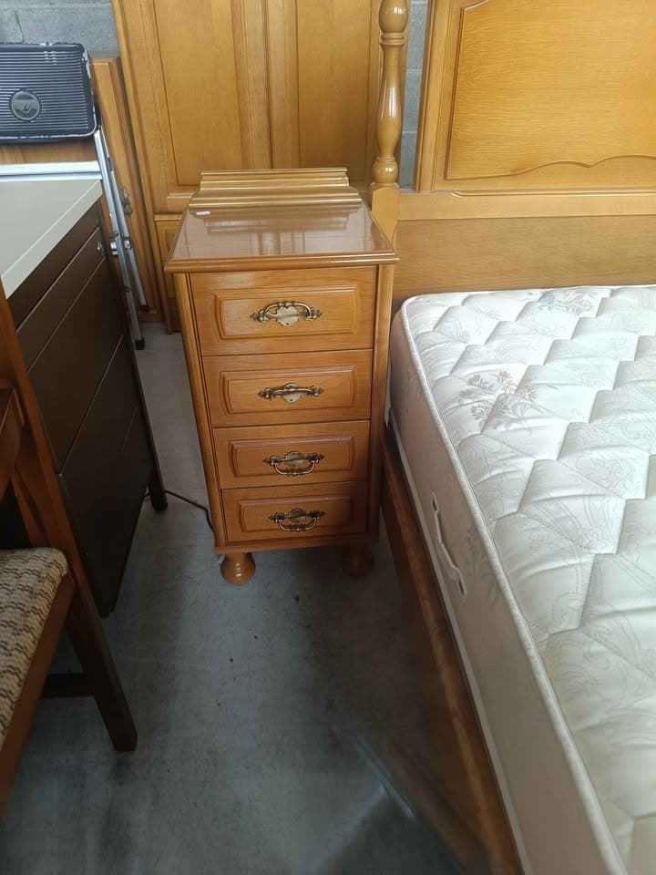 Conjunto de dormitorio clásico de madera: cama, mesita, cómoda y colchón - Imagen 3