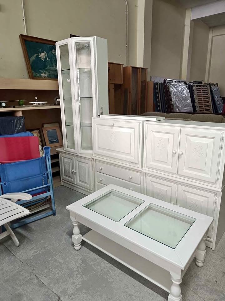Conjunto de salón clásico blanco con vitrinas, muebles de almacenaje y mesa de centro - Imagen 1