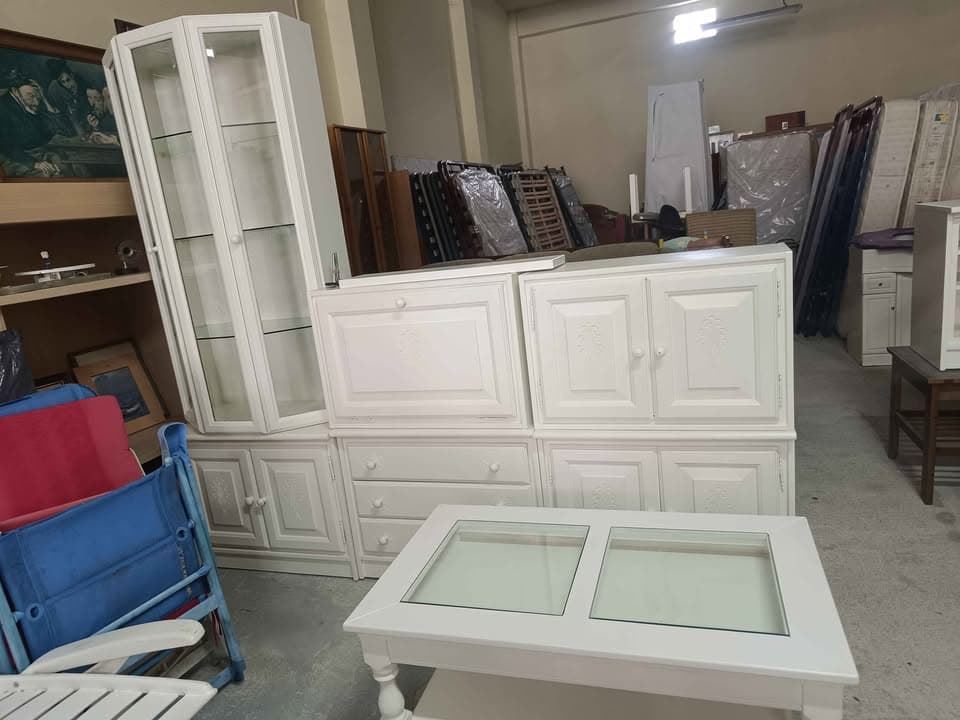 Conjunto de salón clásico blanco con vitrinas, muebles de almacenaje y mesa de centro - Imagen 2