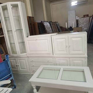 Conjunto de salón clásico blanco con vitrinas, muebles de almacenaje y mesa de centro - Imagen 2