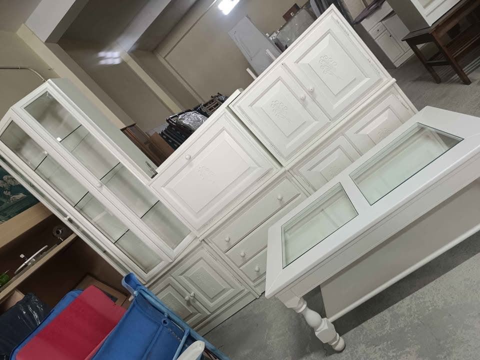 Conjunto de salón clásico blanco con vitrinas, muebles de almacenaje y mesa de centro - Imagen 3