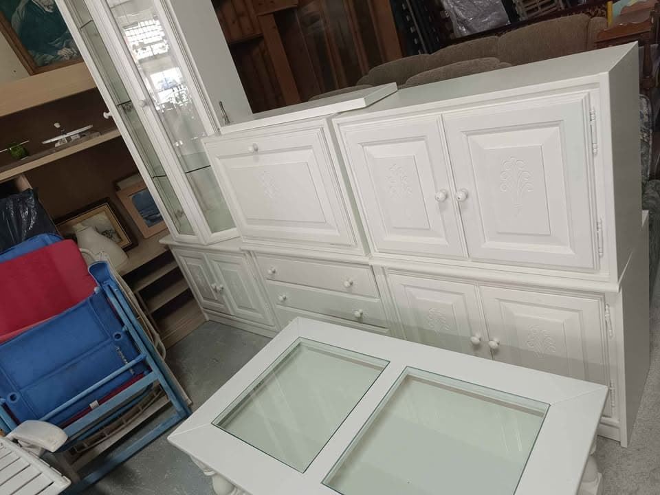 Conjunto de salón clásico blanco con vitrinas, muebles de almacenaje y mesa de centro - Imagen 4