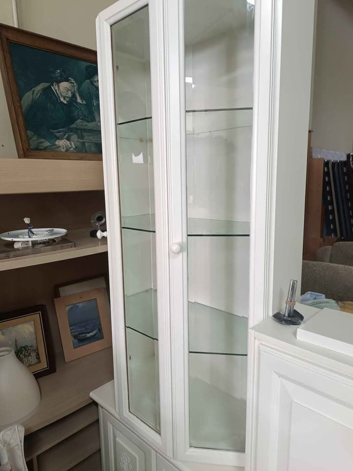 Conjunto de salón clásico blanco con vitrinas, muebles de almacenaje y mesa de centro - Imagen 5