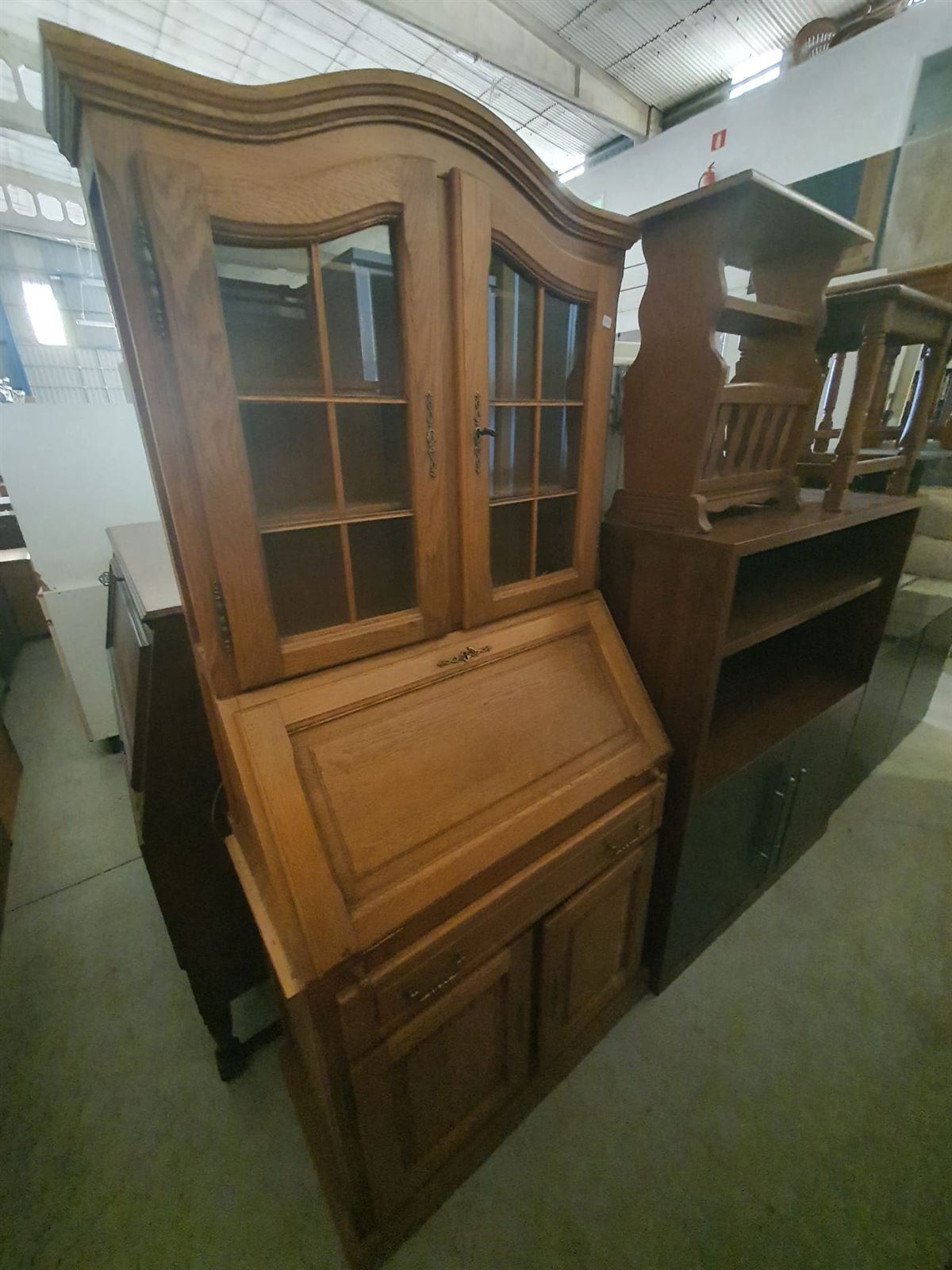 Escritorio secreter clásico con vitrina de madera - Imagen 1