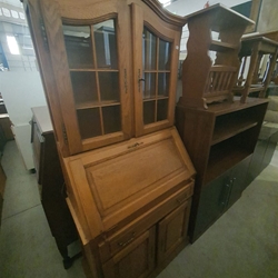 Escritorio secreter clásico con vitrina de madera - Imagen 1