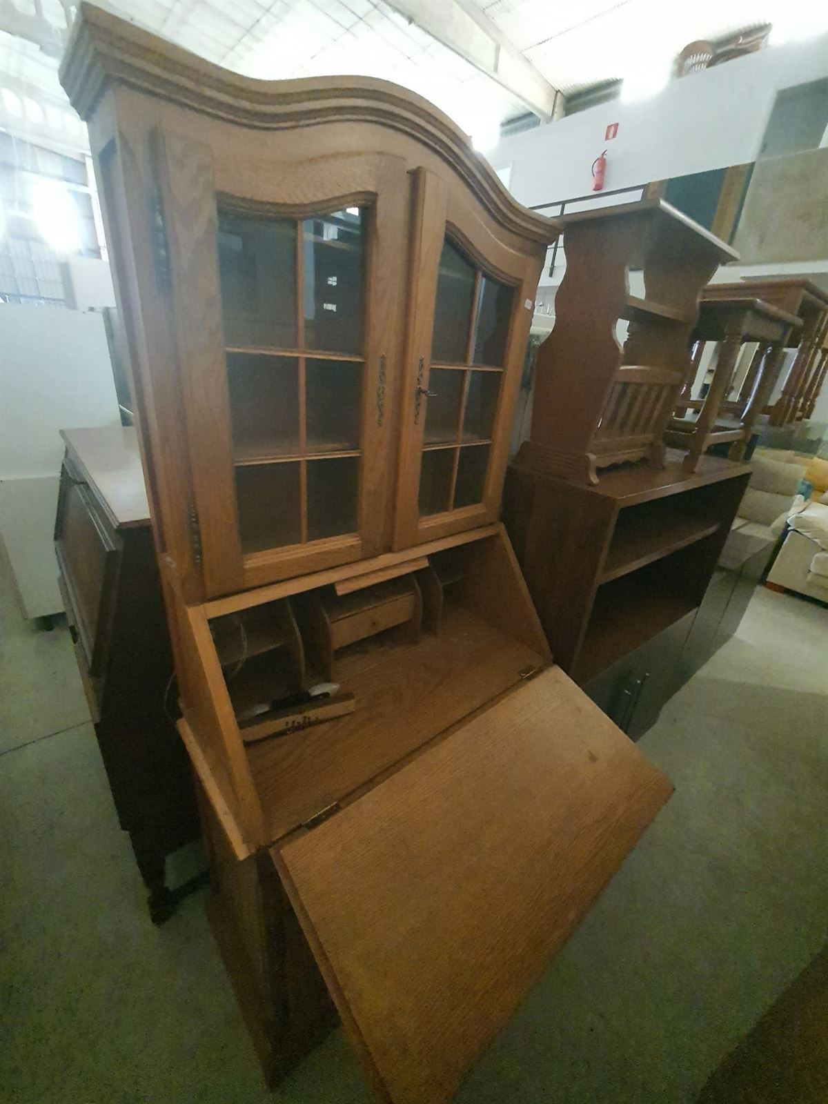 Escritorio secreter clásico con vitrina de madera - Imagen 2