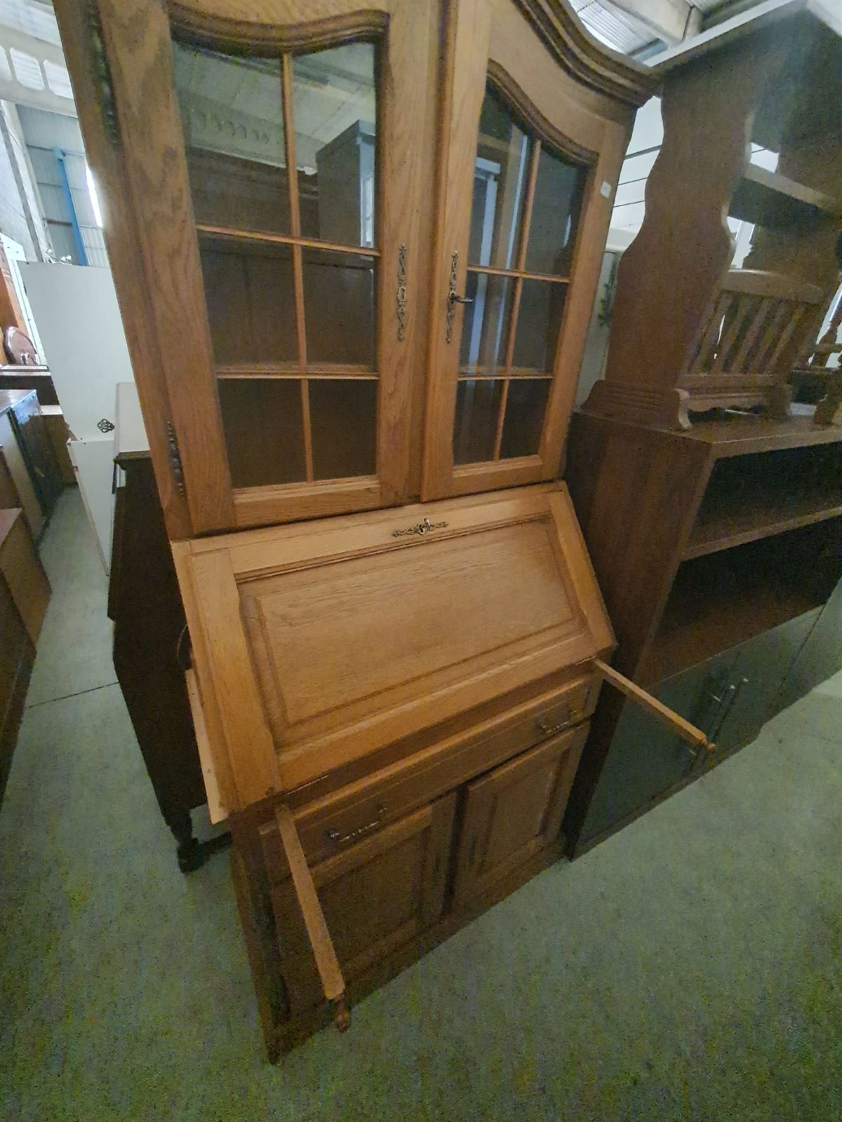 Escritorio secreter clásico con vitrina de madera - Imagen 3