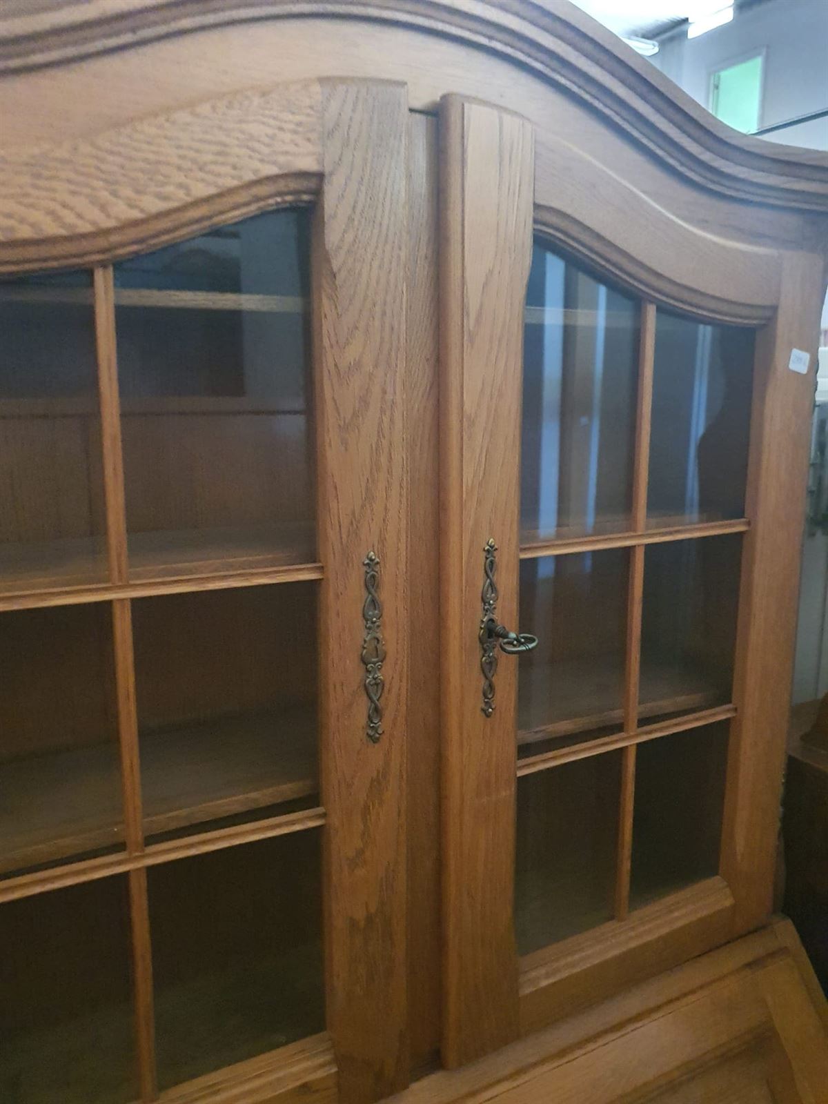 Escritorio secreter clásico con vitrina de madera - Imagen 4