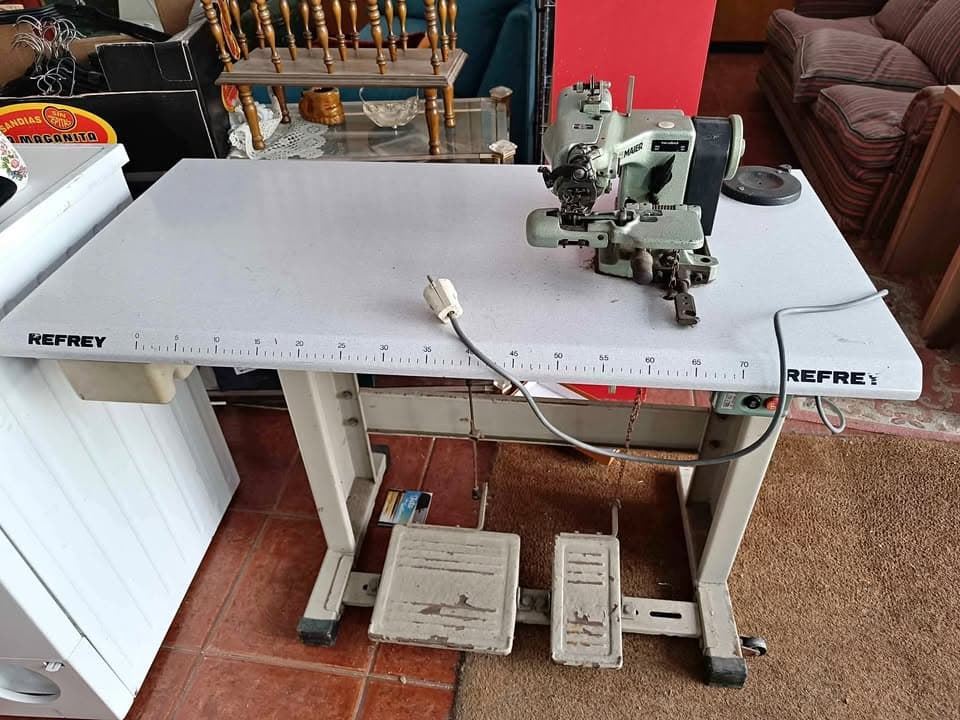 Maquina de coser industrial - Imagen 1