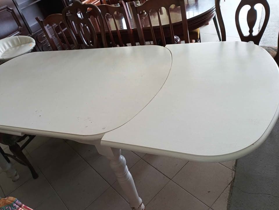 Mesa blanca de cocina - Imagen 1
