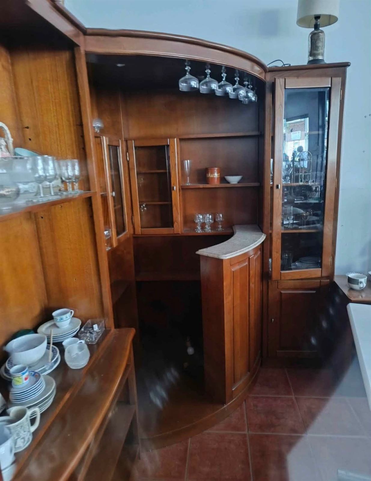Mueble bar esquinero de madera con vitrinas y barra - Imagen 1