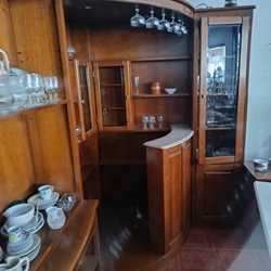 Mueble bar esquinero de madera con vitrinas y barra - Imagen 1