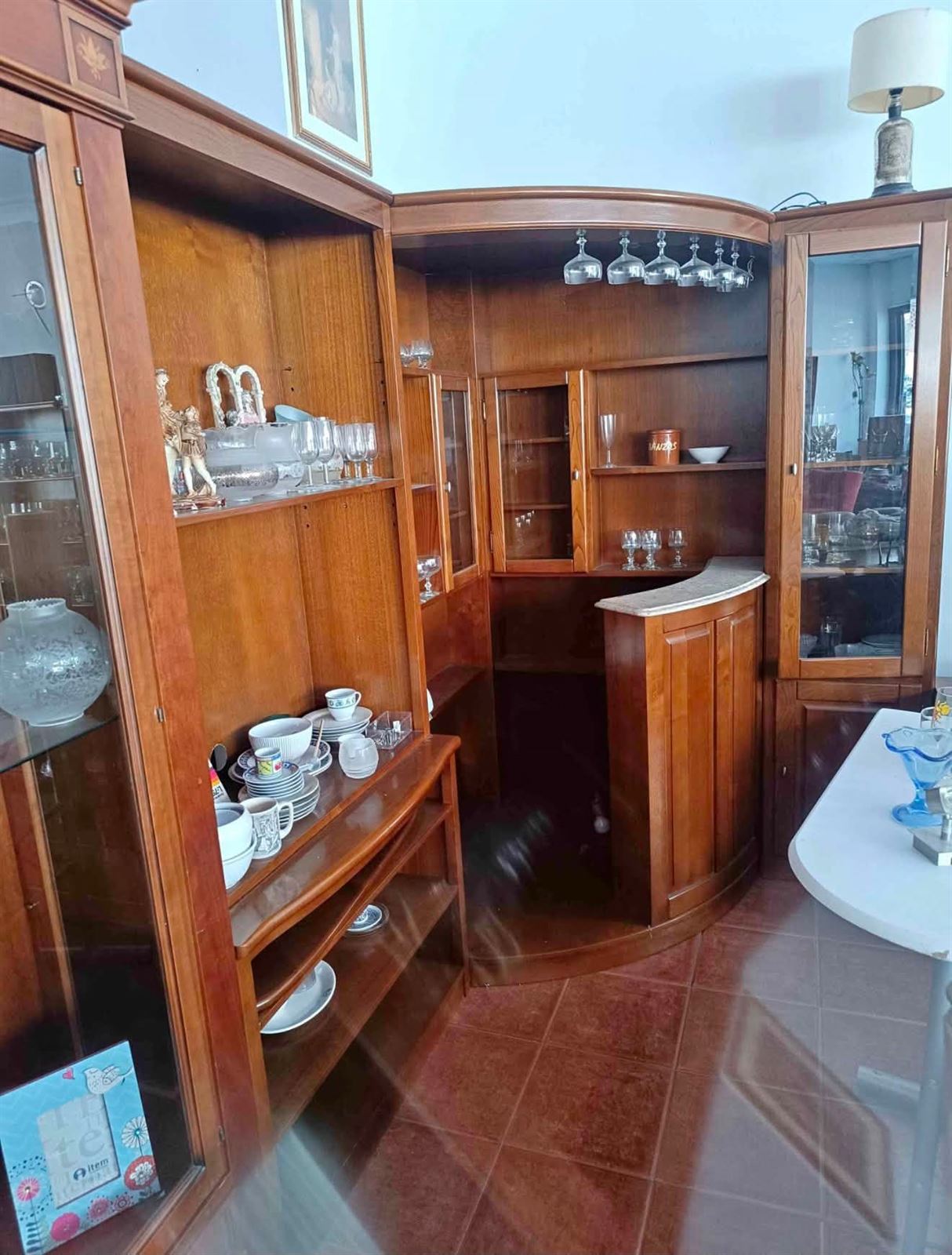 Mueble bar esquinero de madera con vitrinas y barra - Imagen 2