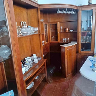 Mueble bar esquinero de madera con vitrinas y barra - Imagen 2