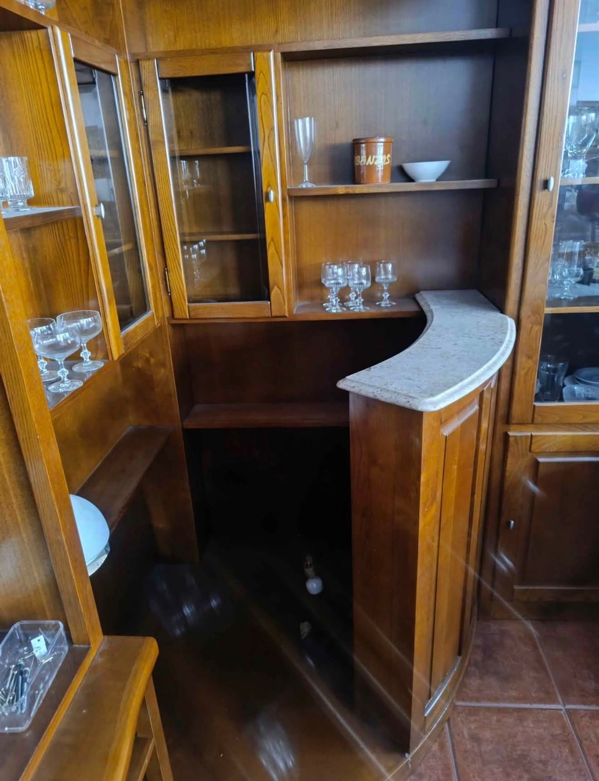 Mueble bar esquinero de madera con vitrinas y barra - Imagen 3