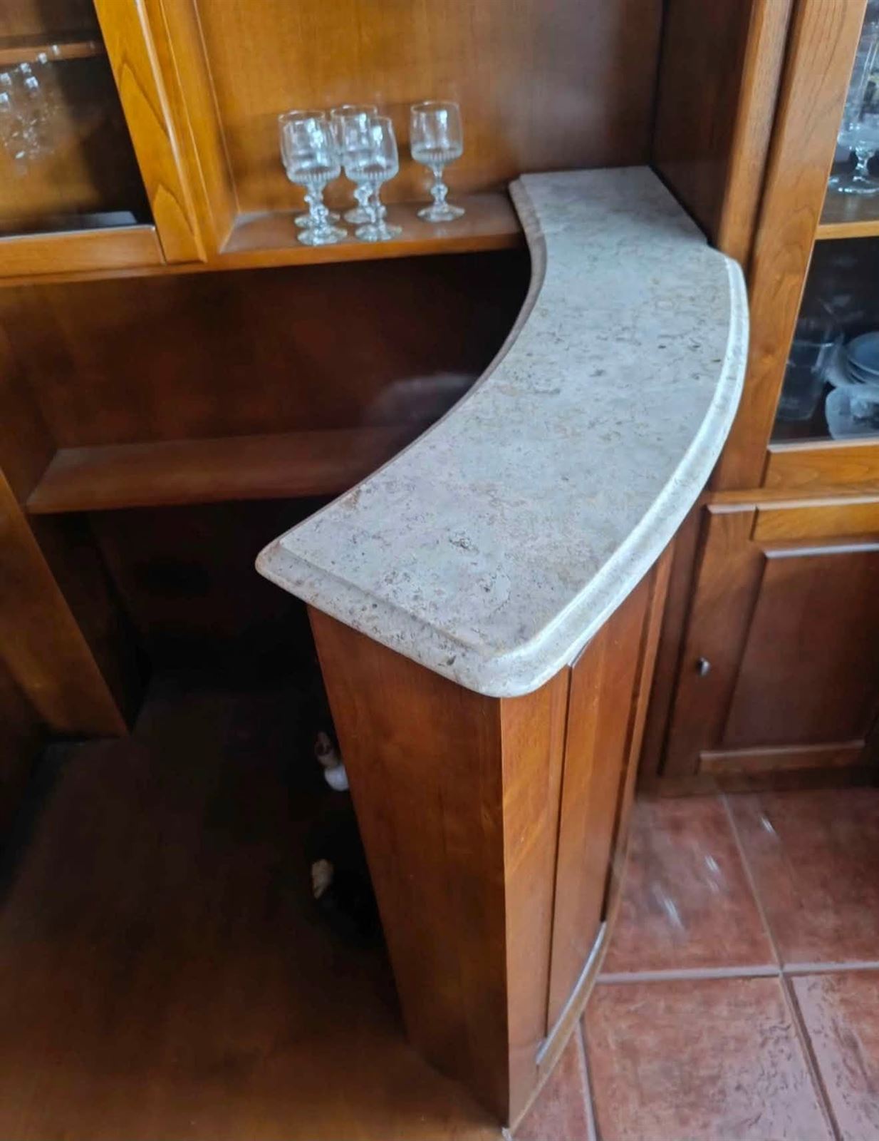 Mueble bar esquinero de madera con vitrinas y barra - Imagen 4