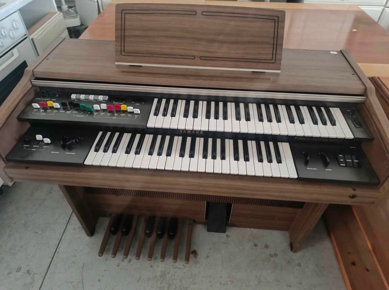Órgano electrónico Yamaha de doble teclado con pedalera y mueble de madera - Imagen 1