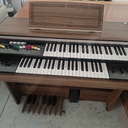 Órgano electrónico Yamaha de doble teclado con pedalera y mueble de madera - Imagen 1