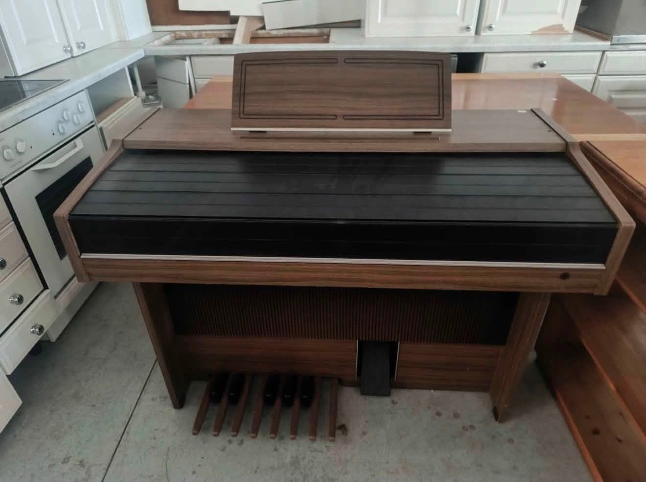 Órgano electrónico Yamaha de doble teclado con pedalera y mueble de madera - Imagen 2