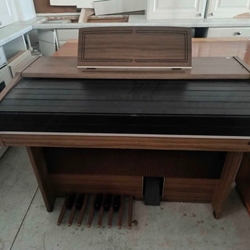 Órgano electrónico Yamaha de doble teclado con pedalera y mueble de madera - Imagen 2