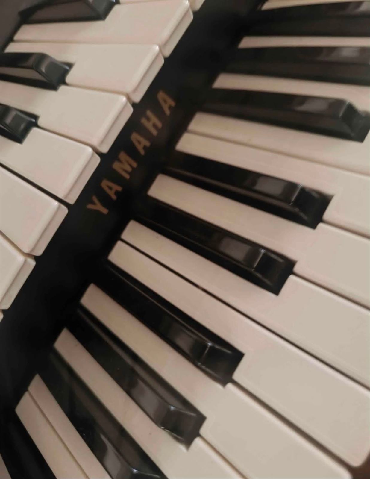 Órgano electrónico Yamaha de doble teclado con pedalera y mueble de madera - Imagen 3