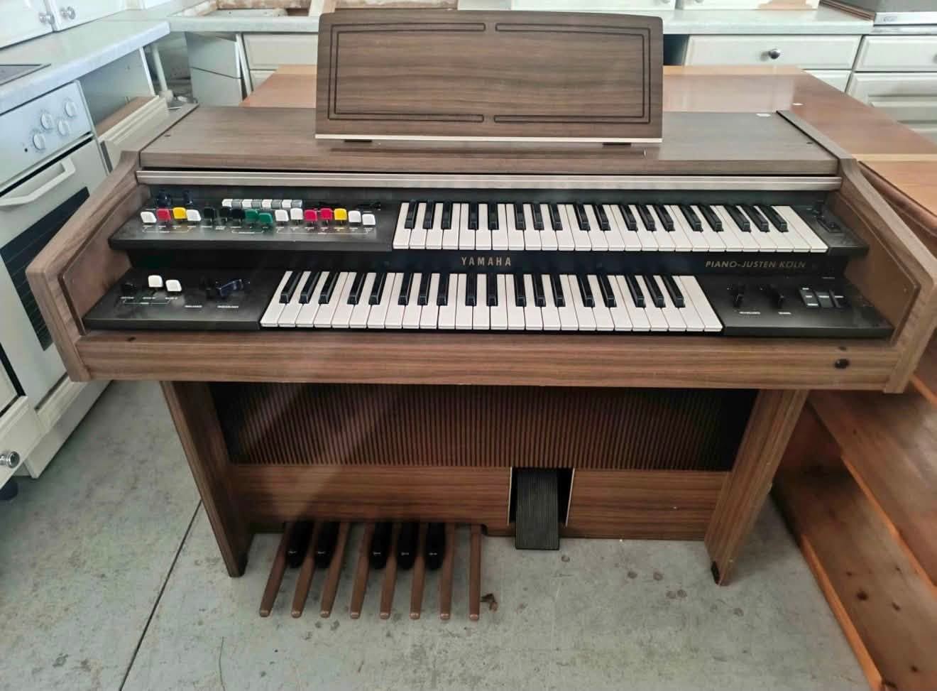Órgano electrónico Yamaha de doble teclado con pedalera y mueble de madera - Imagen 4