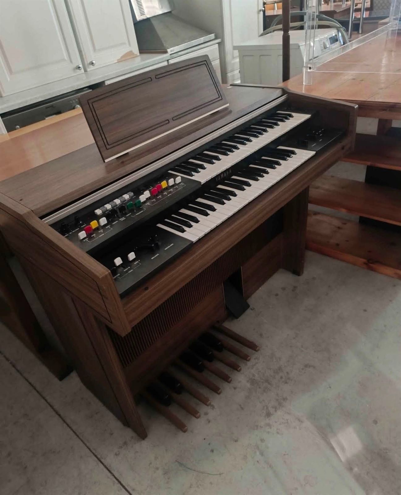 Órgano electrónico Yamaha de doble teclado con pedalera y mueble de madera - Imagen 5