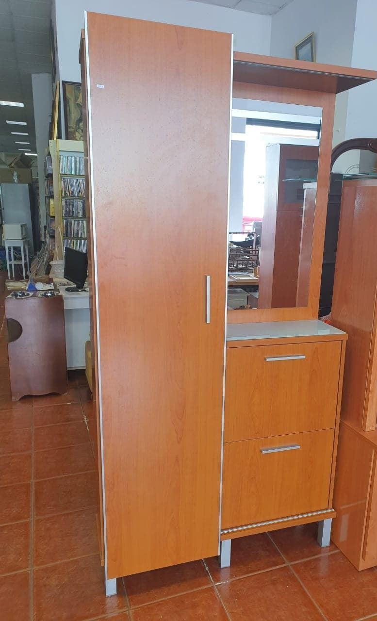 Recibidor moderno en acabado madera color cerezo - Imagen 2