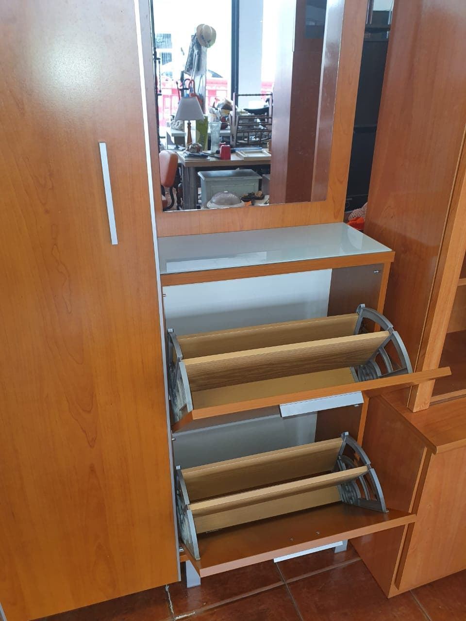 Recibidor moderno en acabado madera color cerezo - Imagen 3