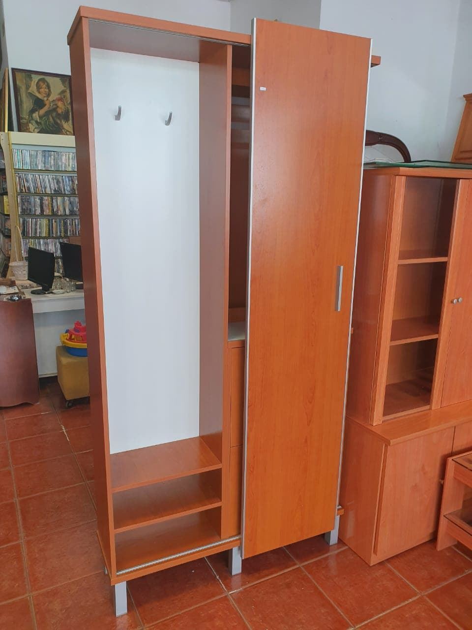 Recibidor moderno en acabado madera color cerezo - Imagen 4