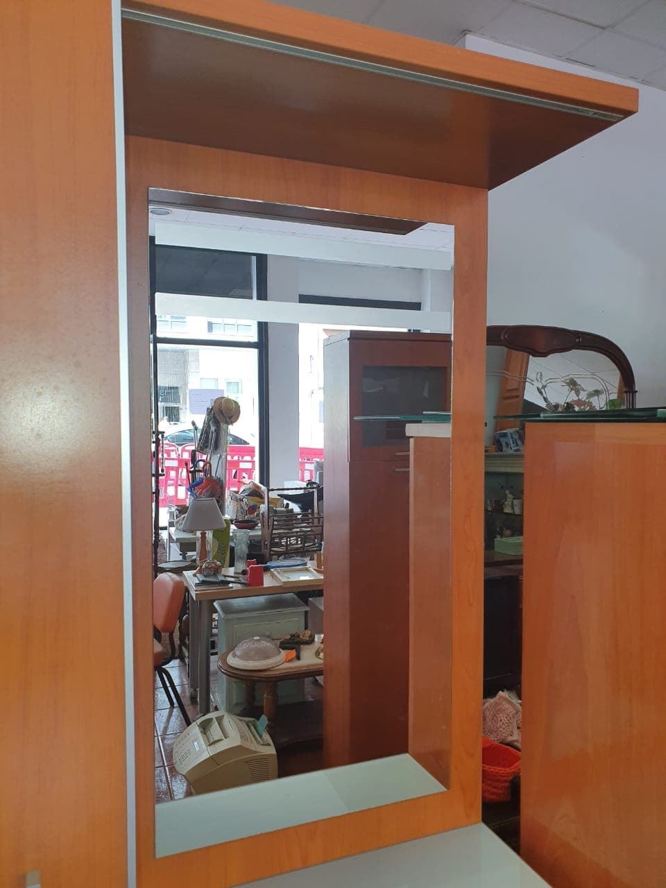 Recibidor moderno en acabado madera color cerezo - Imagen 5
