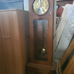 Reloj de pie clásico de madera con péndulo - Imagen 1