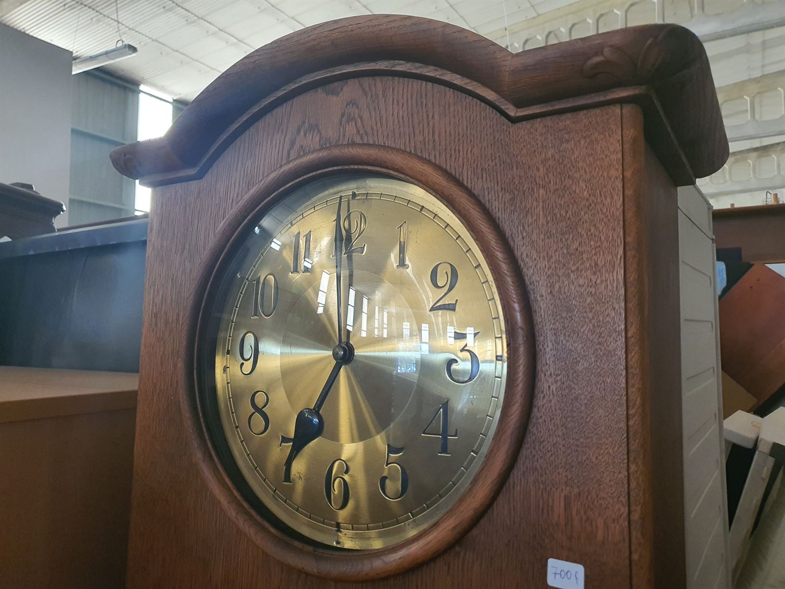 Reloj de Pie de Madera – Esfera Dorada y Péndulo - Imagen 3